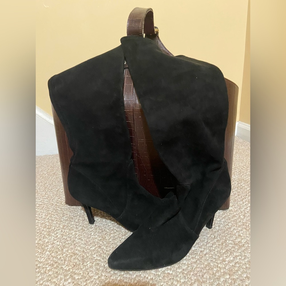 SW Pre/owned worn kept in  good condition quality is good 9m black suede